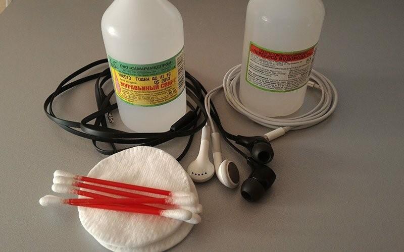 How to clean headphones from a smartphone