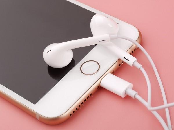 Why does Apple technology sometimes not see headphones: what to do?