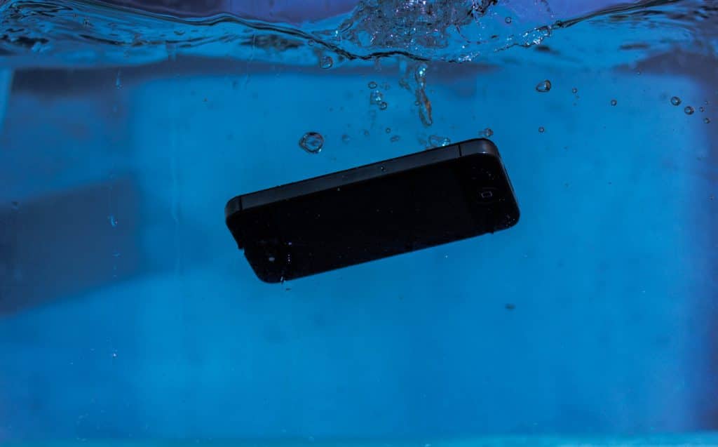 What to do if Your iPhone Fell into Water: 9 Tips